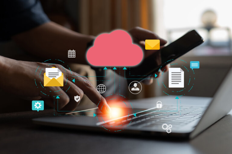 Cloudbasierte Billing-Software mit nexnet.cloud. Das Bild zeigt eine Person, die an einem Laptop arbeitet. Darüber sind verschiedene Ikons gesetzt, wie zum Beispiel eine rosa Wolken-Ikon, ein Dokument-Ikon und ein Brief-Ikon.
